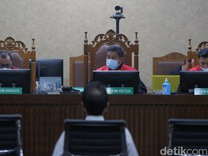 Hakim: Berbelit-belit di Sidang, Azis Syamsuddin Rusak Citra DPR! Hakim: Berbelit-belit di Sidang, Azis Syamsuddin Rusak Citra DPR!