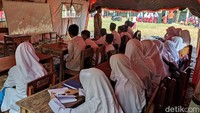 Terdampak Gempa, Siswa Madrasah Pandeglang Belajar di Tenda Darurat