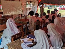 Terdampak Gempa, Siswa Madrasah Pandeglang Belajar di Tenda Darurat