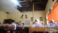 Duh, Siswa SDN 2 Klaling Kudus Belajar di Kelas yang Nyaris Ambrol