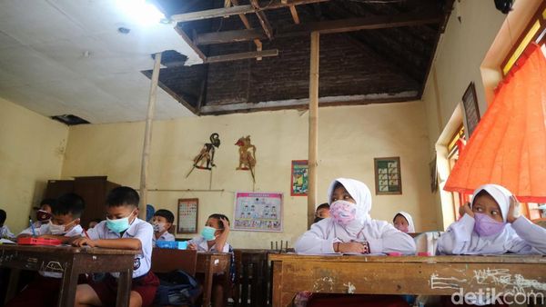 Duh, Siswa SDN 2 Klaling Kudus Belajar di Kelas yang Nyaris Ambrol