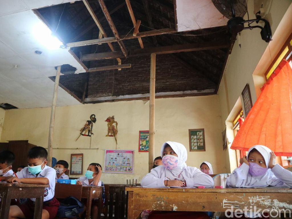 Duh, Siswa SDN 2 Klaling Kudus Belajar di Kelas yang Nyaris Ambrol Duh, Siswa SDN 2 Klaling Kudus Belajar di Kelas yang Nyaris Ambrol