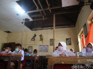 Miris, Siswa SDN di Kudus Ini Belajar di Kelas Nyaris Ambrol