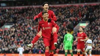 Roberto Firmino ikut merayakan gol dengan Minamino. Foto: Getty Images/Michael Regan