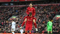 Firmino seperti memberi kado gendongan buat Minamino.  Foto: Getty Images/Michael Regan