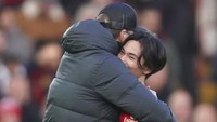 Jürgen Klopp, manajer Liverpool, ikut gembira dengan aksi Minamino di hari ulang tahunnya. Foto: AP/Jon Super