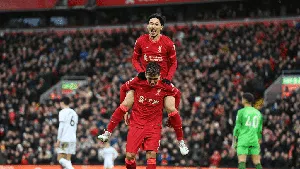 Foto: Birthday Boy Minamino! Masuk, Cetak Gol, Digendong Firmino