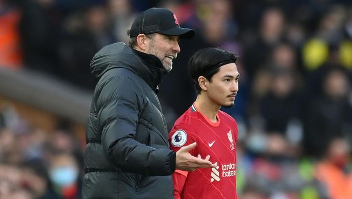 Takumi Minamino LIVERPOOL, ENGLAND - JANUARY 16: Juergen Klopp, Manager of Liverpool speaks to Takumi Minamino of Liverpool during the Premier League match between Liverpool and Brentford at Anfield on January 16, 2022 in Liverpool, England. (Photo by Michael Regan/Getty Images)