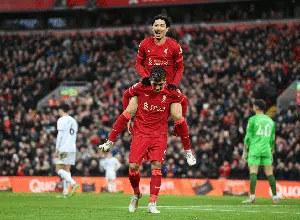 Foto: Birthday Boy Minamino! Masuk, Cetak Gol, Digendong Firmino