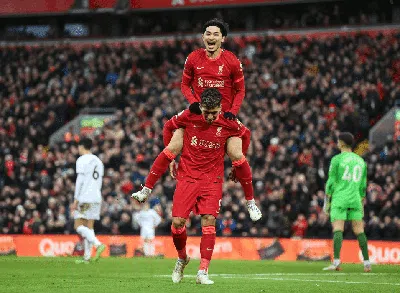 Foto: Birthday Boy Minamino! Masuk, Cetak Gol, Digendong Firmino