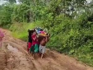 Saat Ibu Mau Melahirkan Harus Ditandu Gegara Jalan Rusak