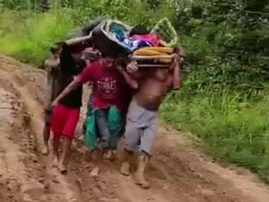 Pilu! Ibu Hamil di Sumsel Ditandu Gegara Jalan Rusak Bayinya Meninggal