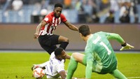 Courtois juga tampil prima dalam mengamankan gawang El Real. Foto: AP/Hassan Ammar