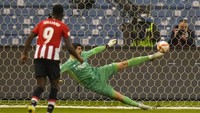 Salah satu aksinya adalah penyelamatan dari eksekusi penalti Raul Garcia. Bola ditepis dengan ujung kakinya. Foto: AP/Hassan Ammar