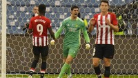Courtois girang benar usai memblok penalti lawan. Foto: AP/Hassan Ammar