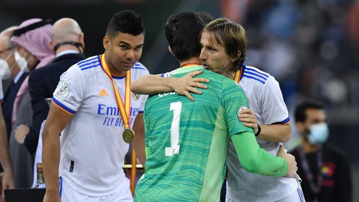 Real Madrid's Belgian goalkeeper Thibaut Courtois (C) greets Real Madrid's Croatian midfielder Luka Modric (R) after the Spanish Super Cup final football match between Athletic Bilbao and Real Madrid on January 16, 2022, at the King Fahd International stadium in the Saudi capital of Riyadh. - Real Madrid won the Spanish Super Cup by beating Athletic Bilbao 2-0 on Sunday as Luka Modric and a Karim Benzema penalty secured a comfortable victory in Saudi Arabia. (Photo by AFP)