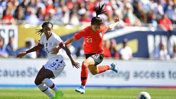 CHICAGO, ILLINOIS - OCTOBER 06: Crystal Dunn #19 of the the U.S. Women's National Team battle for the ball against Kang Chae-rim #23 of South Korea during the World Cup Victory Tour game at Soldier Field on October 06, 2019 in Chicago, Illinois.   Stacy Revere/Getty Images/AFP (Photo by Stacy Revere / GETTY IMAGES NORTH AMERICA / Getty Images via AFP)