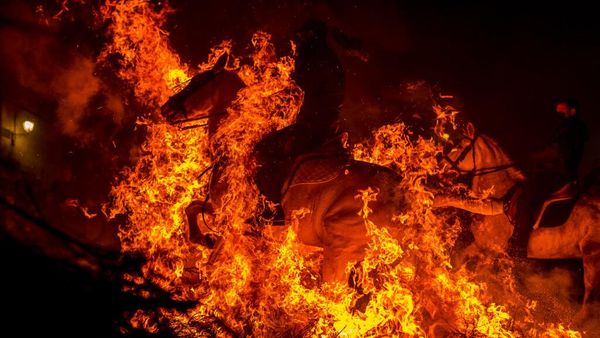 Tradisi Menembus Kobaran Api Untuk Menyucikan Kuda