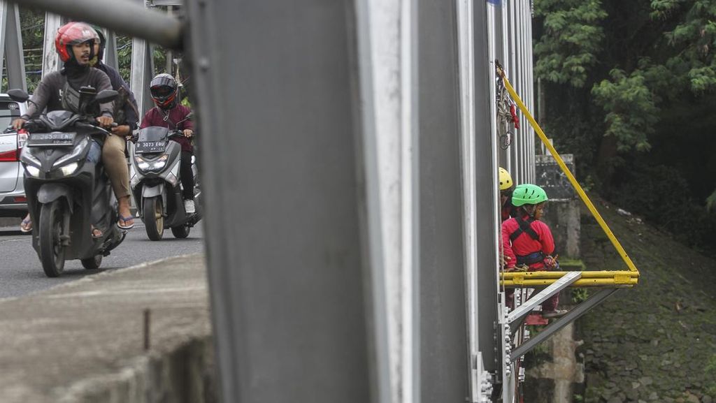 Uji Adrenalin Lompat dari Jembatan di Depok, Berani Nggak?