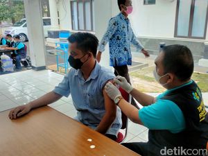 Anggota DPRD Majalengka-Warga Cimahi Mulai Jalani Vaksinasi Booster