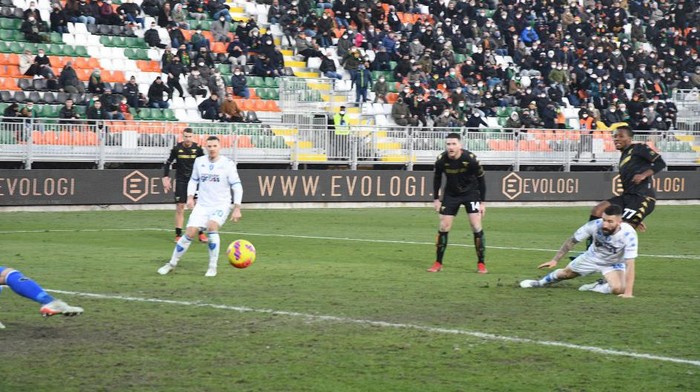 Venezia vs Empoli VENICE, ITALY - JANUARY 16: David Okereke of Venezia scores his team's equalizing goal during the Serie A match between Venezia FC and Empoli FC at Stadio Pier Luigi Penzo on January 16, 2022 in Venice, Italy. (Photo by Maurizio Lagana/Getty Images)
