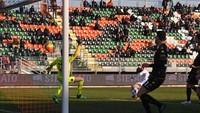 Venezia ketinggalan duluan dari Empoli di Stadio Pier Luigi Penzo, ketika Szyman Zurkowski mencetak gol buat tim tamu. Foto: Getty Images/Maurizio Lagana