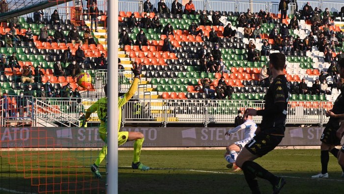 VENICE, ITALY - JANUARY 16: Szyman Zurkowski of Empoli scores his team's opening goal during the Serie A match between Venezia FC and Empoli FC at Stadio Pier Luigi Penzo on January 16, 2022 in Venice, Italy. (Photo by Maurizio Lagana/Getty Images)