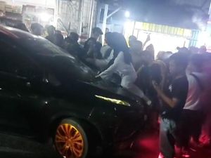 Viral Wanita Naiki Kap Mesin Mobil Labrak Pelakor di Asahan