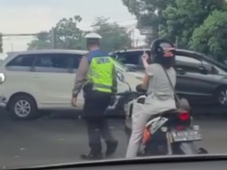 Viral, Pemotor Perempuan Acungkan Jari Tengah ke Polisi Gegara Ditegur soal Helm