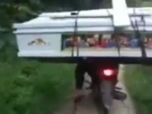 Viral Warga Bawa Peti Mati Pakai Motor Lewati Jalan Rusak di Sumut