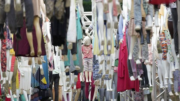 Peringati Korban Covid-19, Manekin Ini Digantung dengan Wajah Tertutup