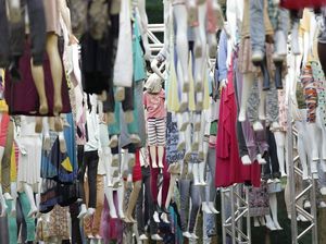 Peringati Korban Covid-19, Manekin Ini Digantung dengan Wajah Tertutup