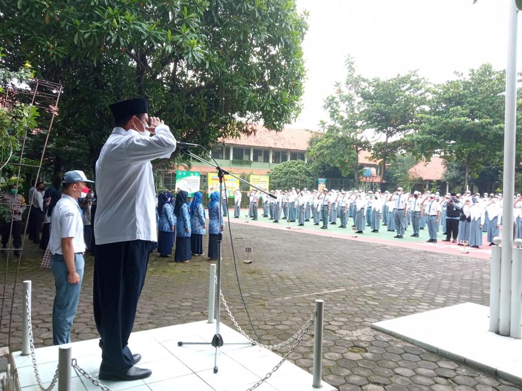 Wagub Jabar Tinjau Dimulainya PTM 100% Tingkat SMA di Kota Bekasi