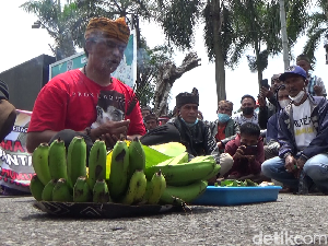 Warga Demo Tuntut Hadfana Penendang Sesajen Diproses Hukum di Lumajang Warga Demo Tuntut Hadfana Penendang Sesajen Diproses Hukum di Lumajang