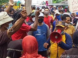 Warga Pasarbanggi Geruduk Kantor Minimarket di Rembang, Ada Apa?
