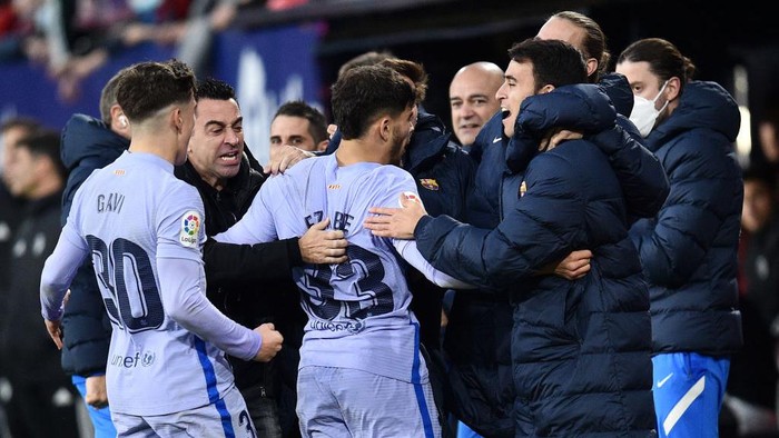 PAMPLONA, SPAIN - DECEMBER 12: Abde Ezzalzouli of FC Barcelona celebrates after scoring their sides second goal with Xavi, Head Coach of FC Barcelona and team mates during the La Liga Santander match between CA Osasuna and FC Barcelona at Estadio El Sadar on December 12, 2021 in Pamplona, Spain. (Photo by Juan Manuel Serrano Arce/Getty Images)