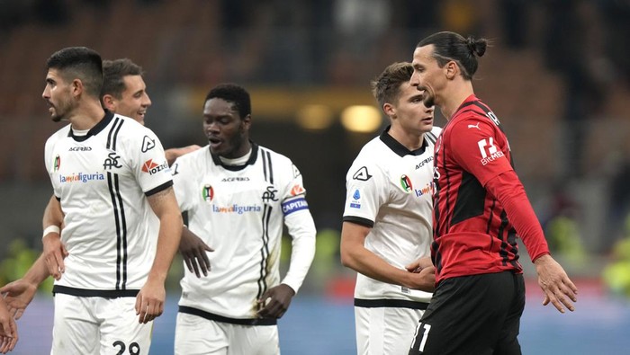 AC Milans Zlatan Ibrahimovic reacts as Spazia players celebrate a goal from their teammate Emmanuel Gyasi, center, during a Serie A soccer match between AC Milan and Spezia, at the San Siro stadium in Milan, Italy, Monday, Jan.17, 2022. (AP Photo/Luca Bruno)
