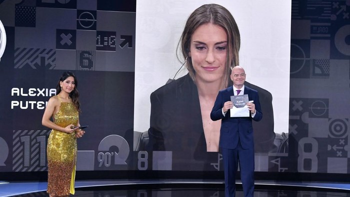 FIFA President Gianni Infantino (R) announces the Best FIFA Womens Player 2021 award winner Alexia Putellas (on screen) during the Best FIFA Football Awards 2021 in Zurich on January 17, 2022. (Photo by Harold Cunningham / POOL / AFP)