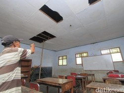 Atap Kelas SDN di Ponorogo Ini Rusak dan Keropos, Siswa Was-was Bakal Ambruk