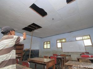 Atap Kelas SDN di Ponorogo Ini Rusak dan Keropos, Siswa Was-was Bakal Ambruk Atap Kelas SDN di Ponorogo Ini Rusak dan Keropos, Siswa Was-was Bakal Ambruk