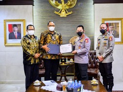 Terima Sertifikat CSFA dari BPK, Kapolri Ingin Personel Punya Kemampuan Auditor