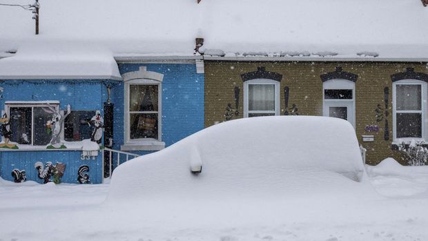 A car is snowed in during a snowstorm, in Hamilton, Ontario, Canada January 17, 2022. REUTERS/Carlos Osorio