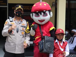 Badut Bujuk Anak Sukabumi Disuntik Vaksin