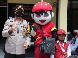 Badut Bujuk Anak Sukabumi Disuntik Vaksin Badut Bujuk Anak Sukabumi Disuntik Vaksin