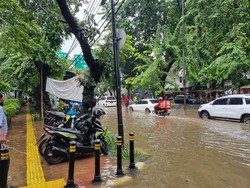 Hujan Deras Mengguyur, Jalan di Depan PN Jakarta Pusat Banjir!