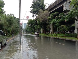 Jalan Jenderal Ahmad Yani Jakpus Banjir, Kendaraan Tak Bisa Melintas