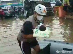 Saat Petugas Evakuasi Bayi dan Ibu Hamil dalam Banjir Pasuruan