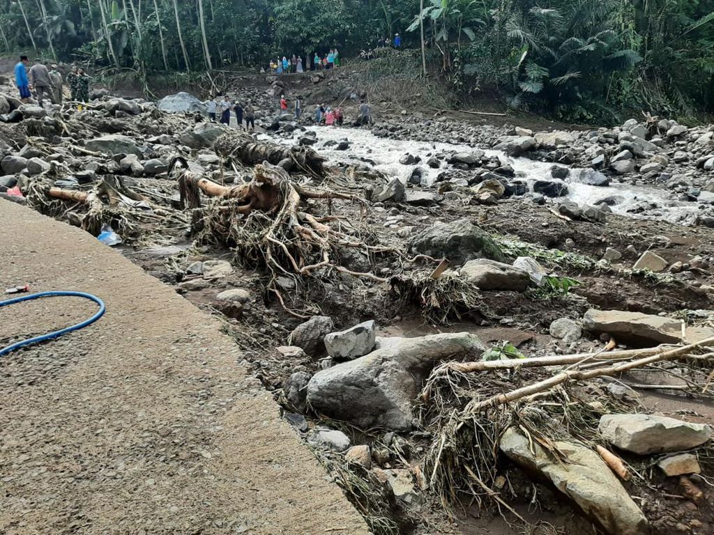 2 Jembatas Putus-3 Dusun Terdampak Banjir Bandang di Pobolinggo