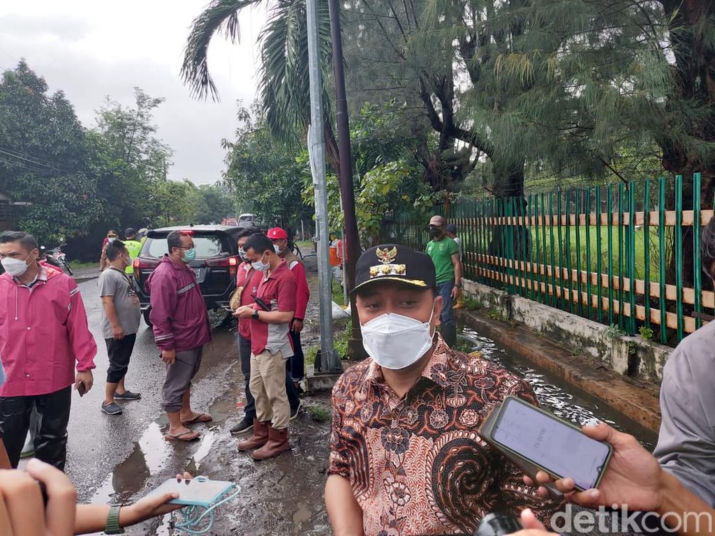 Walkot Eri Janji Tuntaskan Banjir Langganan yang 25 Tahun Rendam Ngagel Jaya Walkot Eri Janji Tuntaskan Banjir Langganan yang 25 Tahun Rendam Ngagel Jaya