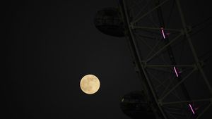 Auuu! Langit Tampakkan Fenomena Bulan Serigala